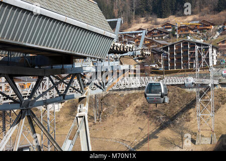 Eine Gondel, die neben einer Hängebrücke Gehweg im Skigebiet Morzine Portes du Soleil Haute Savoie Frankreich Stockfoto