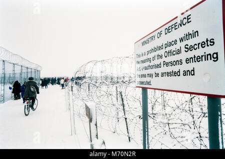 Bundesministerium der Verteidigung Warnschild am Aufstellungsort des Anti- Cruise missile Demonstration am Molesworth raketenbasis am 2. Februar 1986 im Schnee. Cambridgeshire, England, Grossbritannien, Archivierung Foto, Stockfoto