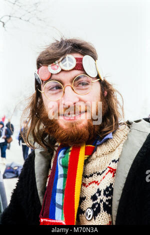 Langhaarigen Mann, Stirnband mit Anti nuclear Abzeichen auf der Anti- Cruise missile Demonstration am Molesworth raketenbasis am 2. Februar 1986 im Schnee Bärtigen. Cambridgeshire, England, Grossbritannien, Archivierung Foto, Stockfoto