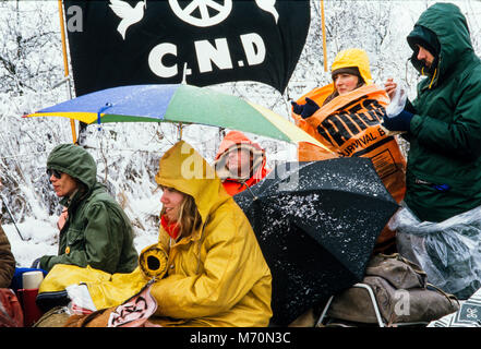 Die Demonstranten im Schnee am Anti Cruise missile Demonstration sitzen am Molesworth raketenbasis am 2. Februar 1986 im Schnee. Cambridgeshire, England, Grossbritannien, Archivierung Foto, Stockfoto