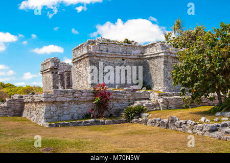 Historische Architektur in der Pre Columbian Ruiniert ummauerten Stadt Tulum, in der Yucutan Halbinsel im Bundesstaat Quintana Roo, Mexiko Stockfoto