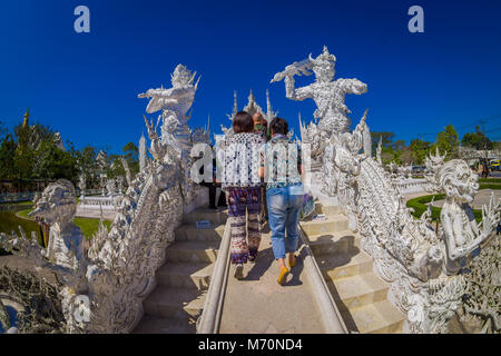 CHIANG RAI, THAILAND - Februar 01, 2018: wenige Menschen und die prunkvolle weiße Tempel in Chiang Rai im Norden Thailand besuchen. Wat Rong Khun, ist ein modernes, unkonventionelles buddhistischen Tempel Stockfoto