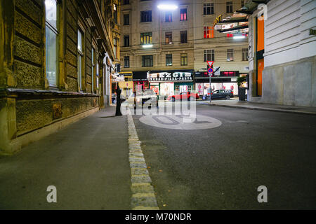 Wien, Österreich - 5 SEPTEMBER 2017; leuchtet und Gebäude Line Inner city night Straßen auf beiden Seiten von kommerziellen Gebäuden gesäumt. Stockfoto