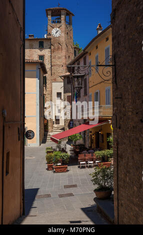 Fortebraccio Platz mit alten clocktower Senn aus enge Gasse in der Altstadt von medeival Montone, einer kleinen Stadt in der Landschaft Umbriens in der It Stockfoto