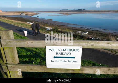 Wells Hafenbahn anmelden, um die Station auf der 1,6 km langen Damm vom Hafen zum Strand von Wells-Next-The-Sea, North Norfolk, Großbritannien Stockfoto