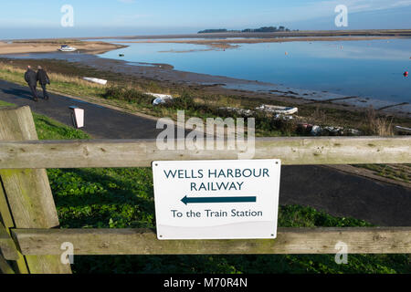 Wells Hafenbahn anmelden, um die Station auf der 1,6 km langen Damm vom Hafen zum Strand von Wells-Next-The-Sea, North Norfolk, Großbritannien Stockfoto