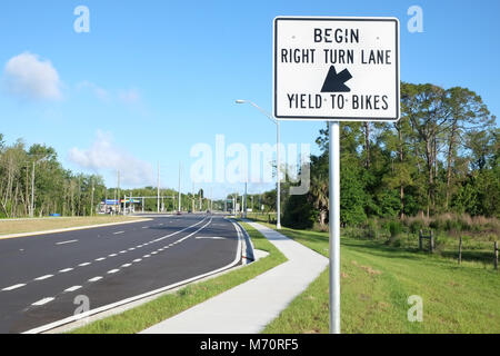 April 2014 - Highway singt auf einem neuen Abschnitt der Straße in Florida, in der Nähe von Davenport Stockfoto