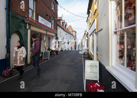 Spiel Vögel außerhalb Arthur Howell Metzger und einen Rabatt shop in Wells-Next-The-Sea, North Norfolk, UK hängen Stockfoto