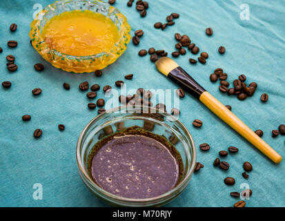 Kaffee face scrub aus Kaffee, Milch und Honig Stockfoto