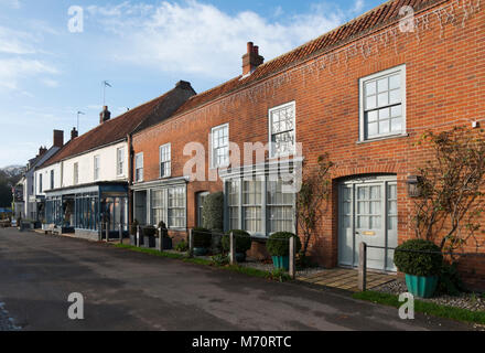 Jack will, zeitgenössische kleidung shop Neben einem Wohnhaus in Burnham Market, North Norfolk, Großbritannien Stockfoto