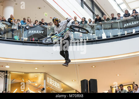 Arkady Pankrac Mall, Prag - 3. März: Biker, Tomas Zejda fliegt über das letzte Hindernis während der Mall Tour 2018 am 3. März 2018 Arkady Pankrac Stockfoto