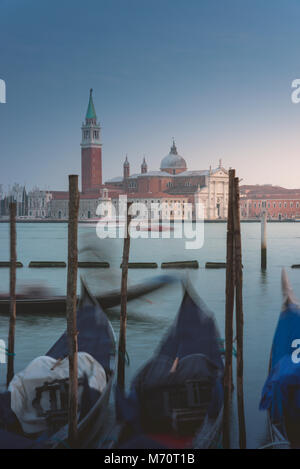 Gondeln gebunden bis zu Holzpfähle auf dem Canal Grande, im Hintergrund das Kloster San Giorgio Maggiore, Venedig, Venetien, Italien Stockfoto