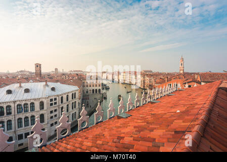 Der Blick auf den Canal Grande von der Panoramaterrasse des Fondaco dei Tedeschi, Venedig, Venetien, Italien Stockfoto