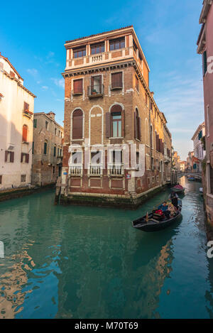 Malerische Aussicht über zwei Wasserkanäle in Venedig, Veneto, Italien