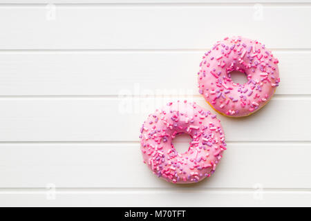 Zwei rosa Donuts auf weißer Tisch. Stockfoto