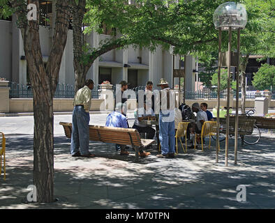 DENVER, Colorado - 13. JUNI 2008: Menschen entspannend und Schach spielen in der Innenstadt von Denver, Colorado Stockfoto