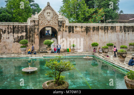 Badelandschaft des Taman Sari Water Castle, dem Gelände einer ehemaligen königlichen Garten des Sultanats von Yogyakarta, Central Java, Indonesien Stockfoto