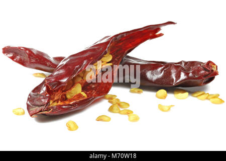 Cayenne Pfeffer auf weißem Hintergrund Stockfoto