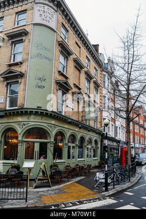 Coco Momo Café Bar auf einer Straße Ecke in der Marylebone High Street, W1, London, UK Stockfoto