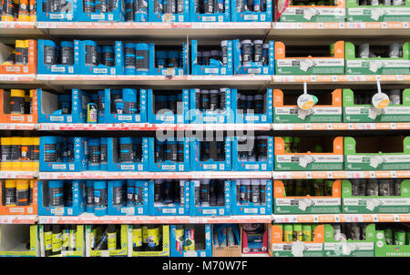 Kunststoffbehälter Taschen in spanischen Supermarkt Stockfoto