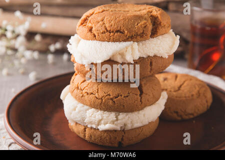 Hausgemachte Kekse Cookies mit Ice Cream Sandwich Stockfoto