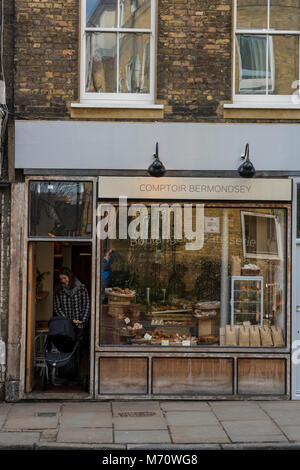 Ein Handwerker London Bäckerei in Bermondsey verkauft eine Auswahl an Brot und Backwaren inluding Kuchen und Gebäck. Atisan Feinkost backen. Stockfoto