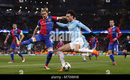 Von Manchester City Leroy Sane (rechts) und FC Basel Michael Lang Kampf um den Ball während der UEFA Champions League Runde 16, zweite Bein Gleiches an Etihad Stadium, Manchester. Stockfoto