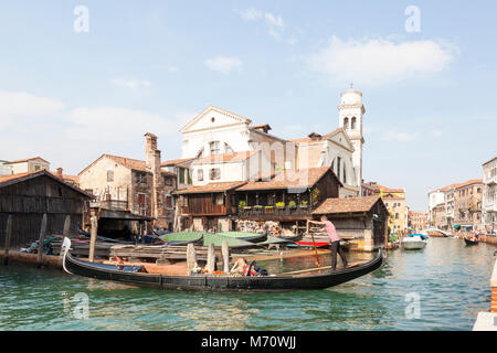 Gondel mit Touristen in Rio di San Trovaso im San Trovaso Squero oder der Gondel Bootswerft in Dorsoduro, Venedig, Venetien, Italien Stockfoto