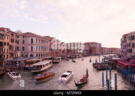 Blick von der Rialtobrücke auf den Canale Grande und Riva del Vin bei Sonnenuntergang, bei Dämmerung unter einer rosa Himmel San Marco, San Polo, Venedig, Venetien, Italien Stockfoto