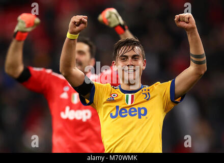 Juventus' Paulo Dybala feiert nach der UEFA Champions League Runde 16, zweite Bein Match im Wembley Stadion, London. Stockfoto