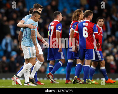 Von Manchester City John Steine Konsolen Gabriel Jesus nach der UEFA Champions League Runde 16, zweite Bein Gleiches an Etihad Stadium, Manchester. Stockfoto