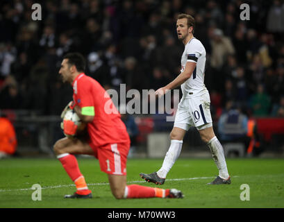 Tottenham Hotspur ist Harry Kane sieht niedergeschlagen nach Juventus Torwart Gianluigi Buffon macht eine Speichern während der UEFA Champions League Runde 16, zweite Bein Match im Wembley Stadion, London. Stockfoto