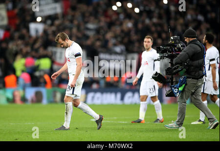 Tottenham Hotspur ist Harry Kane sieht niedergeschlagen, als er die Tonhöhe nach der UEFA Champions League Runde 16, zweite Bein Match im Wembley Stadion, London verlässt. Stockfoto