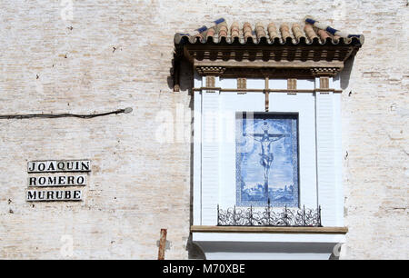 Azulejo Artwork von Jesus auf dem Kreuz in Sevilla Stockfoto