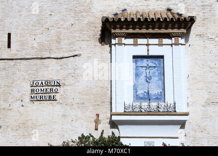 Azulejo Artwork von Jesus auf dem Kreuz in Sevilla Stockfoto