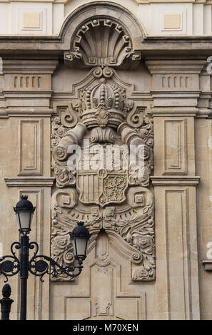 Wappen des Königs von Spanien auf dem Postgebäude in der historischen Altstadt von Sevilla. Stockfoto