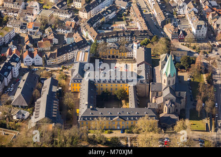 Der Folkwang Hochschule, der Folkwang Bibliothek, Folkwang Tanzstudio, Pina Bausch Theater neben der Basilika St. Ludgerus Essen-Werden im Ess Stockfoto