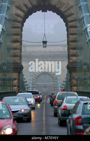 Autos auf die Kettenbrücke, Budapest Stockfoto