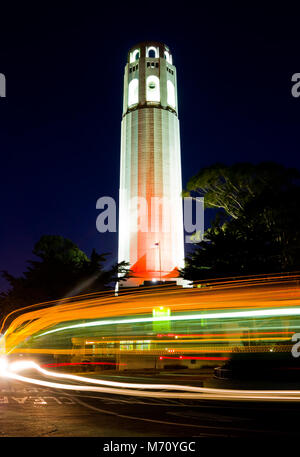 Coit Tower in San Francisco bei Nacht Stockfoto