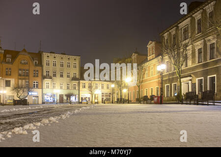 Gniezno (Gnesen). Altstadt geistliche und weltliche Gebäude, Architektur der ersten polnischen Hauptstadt. Nacht Schüsse, Winter und Schnee. Polen Stockfoto