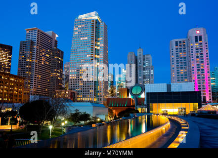 Wolkenkratzer in San Francisco bei Nacht Stockfoto