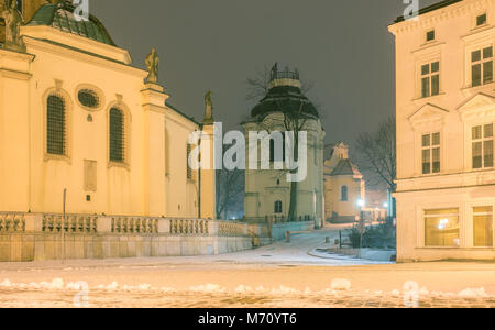 Gniezno (Gnesen). Altstadt geistliche und weltliche Gebäude, Architektur der ersten polnischen Hauptstadt. Nacht Schüsse, Winter und Schnee. Polen Stockfoto