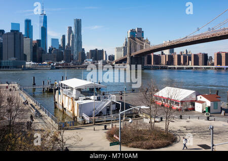 Die barge genannt Bargemusic, Ferry Station, die Brooklyn Bridge, den East River und die Skyline von Manhattan als von Dumbo gesehen Stockfoto