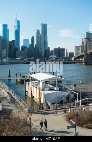 Die barge genannt Bargemusic, Ferry Station, die Brooklyn Bridge, den East River und die Skyline von Manhattan als von Dumbo Brooklyn gesehen Stockfoto