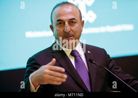 07 März 2018, Deutschland, Berlin: türkische Außenminister Mevlut Cavusoglu liefert eine Aussage während der Internationalen Tourismus Messe (ITB). Cavusoglu stellt der Provinz Antalya, einem beliebten Urlaubsziel der Deutschen Touristen. Foto: Carsten Koall/dpa Stockfoto