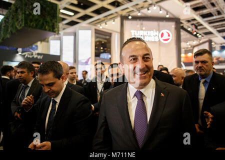 07 März 2018, Deutschland, Berlin: türkische Außenminister Mevlut Cavusoglu (C) Besuche die Aussteller der Türkei Halle auf der Internationalen Tourismusmesse (ITB). Cavusoglu stellt der Provinz Antalya, einem beliebten Urlaubsziel der Deutschen Touristen. Foto: Carsten Koall/dpa Stockfoto