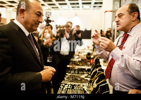 07 März 2018, Deutschland, Berlin: türkische Außenminister Mevlut Cavusoglu (L) Besuche ein Aussteller der Türkei Halle auf der Internationalen Tourismusmesse (ITB). Cavusoglu stellt der Provinz Antalya, einem beliebten Urlaubsziel der Deutschen Touristen. Foto: Carsten Koall/dpa Stockfoto