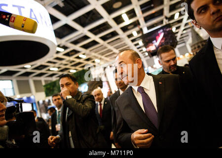 07 März 2018, Deutschland, Berlin: türkische Außenminister Mevlut Cavusoglu (C) Besuche die Aussteller der Türkei Halle auf der Internationalen Tourismusmesse (ITB). Cavusoglu stellt der Provinz Antalya, einem beliebten Urlaubsziel der Deutschen Touristen. Foto: Carsten Koall/dpa Stockfoto