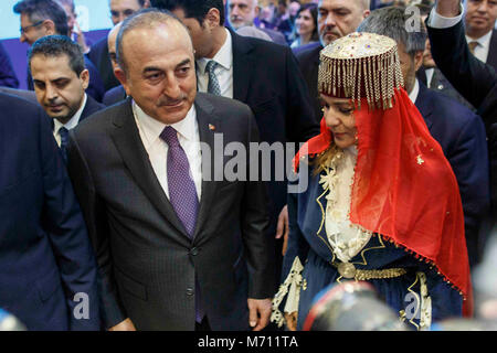 07 März 2018, Deutschland, Berlin: türkische Außenminister Mevlut Cavusoglu (L) Besuche der Internationalen Tourismus Messe (ITB). Cavusoglu stellt der Provinz Antalya, einem beliebten Urlaubsziel der Deutschen Touristen. Foto: Carsten Koall/dpa Stockfoto