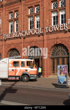 Blackpool, Lancashire, UK, 7. März 2018. Nachrichten. Ein kleines Feuer auf Blackpool Tower Dach heute. Das Feuer wird geglaubt, durch Handwerker arbeiten an der berühmten Tower begonnen zu haben. Es ist bis zu 12 Personen, wo an der Spitze des Turms, wenn der Feueralarm ausgelöst wurden, und gibt Sicherheit und es wurde ihnen gesagt, daß sie an der Spitze zu bleiben, bis die Feuerwehr beendet hatte der Turm sicher. copyright Gary Telford/Alamy leben Nachrichten geglaubt Stockfoto